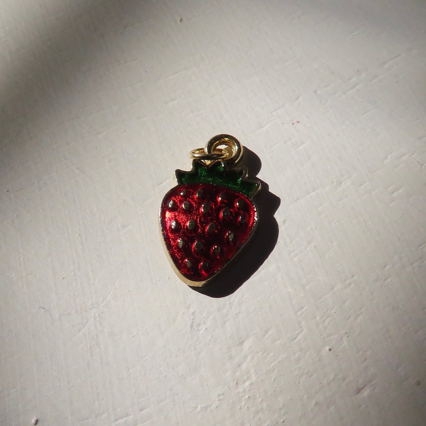 Bedel | emaille aardbei 17x10 mm